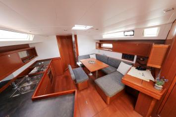 Yachtcharter Oceanis 45 4cab pantry