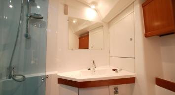 Yachtcharter Oceanis 46 3cab bathroom