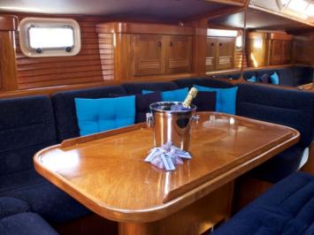 Yachtcharter Oceanis 500 3cab salon