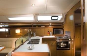 Yachtcharter Sun Odyssey 39i 2Cab pantry