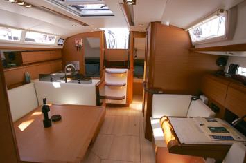 Yachtcharter sun odyssey 409 3cab Interior