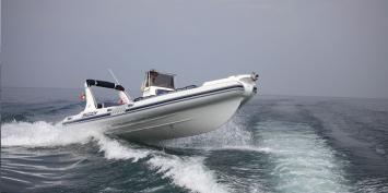 Yachtcharter Lomac 675 IN front