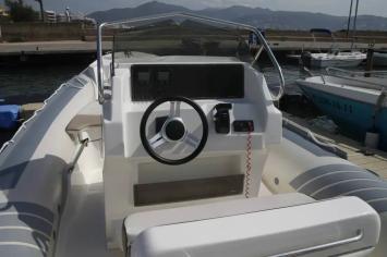 Yachtcharter Lomac 790 cockpit