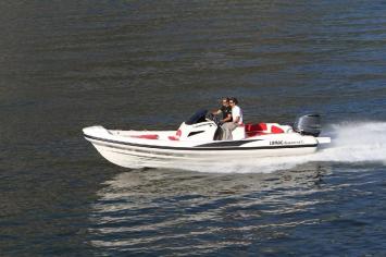 Yachtcharter Lomac Adrenalina 7.5 side
