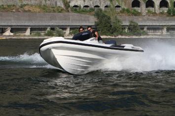 Yachtcharter Lomac Adrenalina 7.5 front