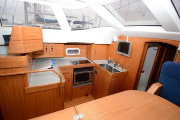 Yachtcharter Wauquiez Pilot Salon 43 3cab kitchen