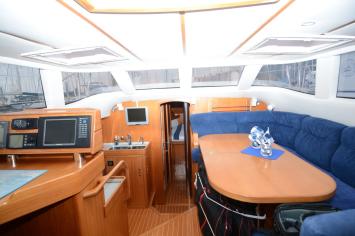 Yachtcharter Wauquiez Pilot Salon 43 3cab salon