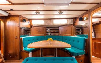 Yachtcharter Dromor Triton 48 4cab salon