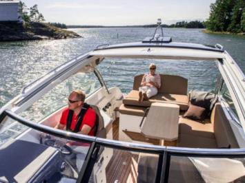 Yachtcharter Flipper 900 ST JOYSTICK 2cab cockpit