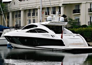 Yachtcharter Predator 62 4cab side