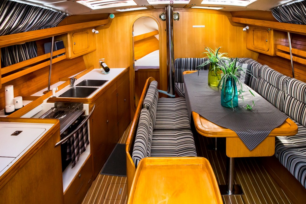 Yachtcharter Feeling Kirie 39 3cab salon