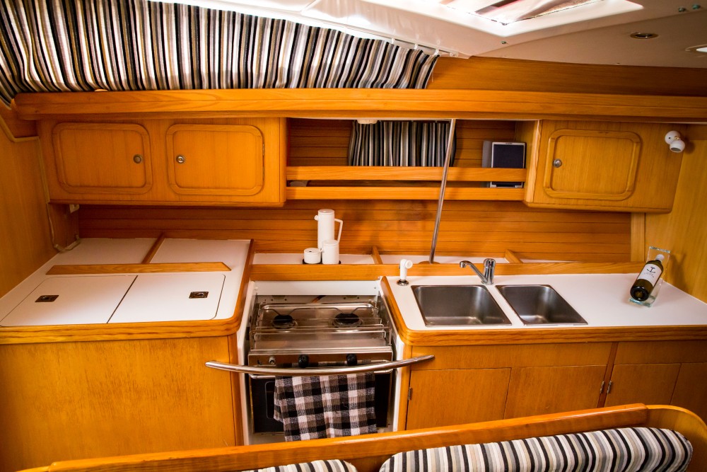 Yachtcharter Feeling Kirie 39 3cab kitchen