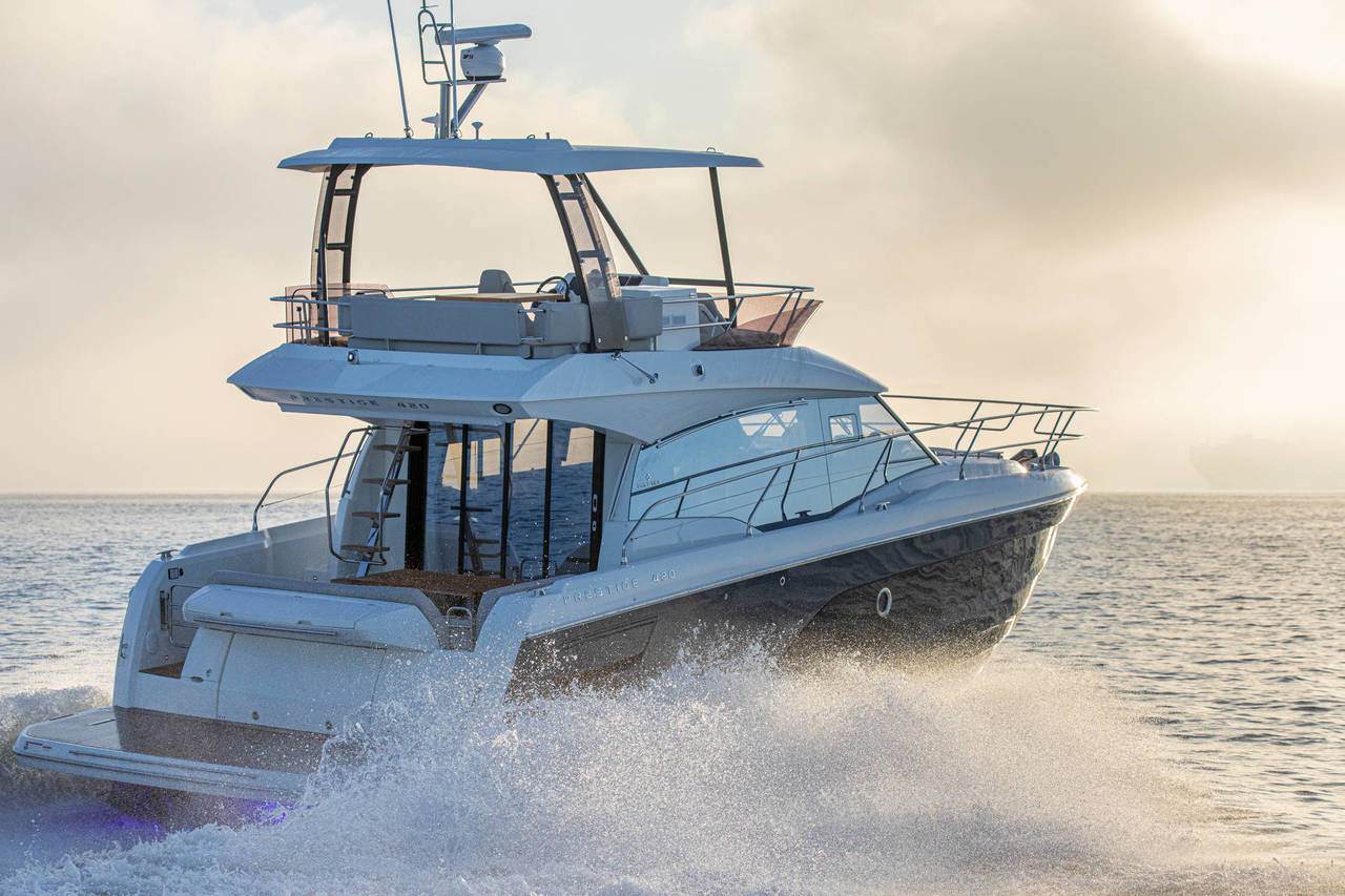 Yachtcharter Prestige 420 New 2cab back