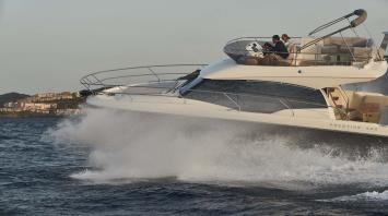 Yachtcharter Prestige 420 Fly 2cab side