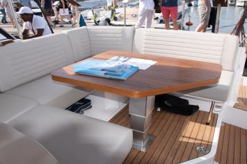 Yachtcharter Aquador 28 HT 2cab salon