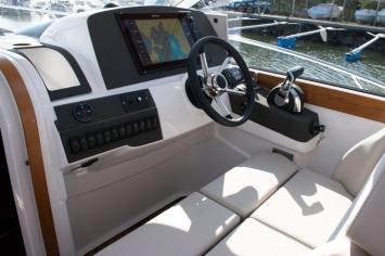 Yachtcharter Aquador 28 HT 2cab cockpit