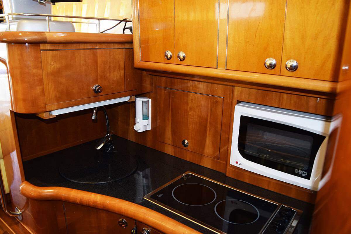 Yachtcharter Moa Garin 1200 2cab kitchen