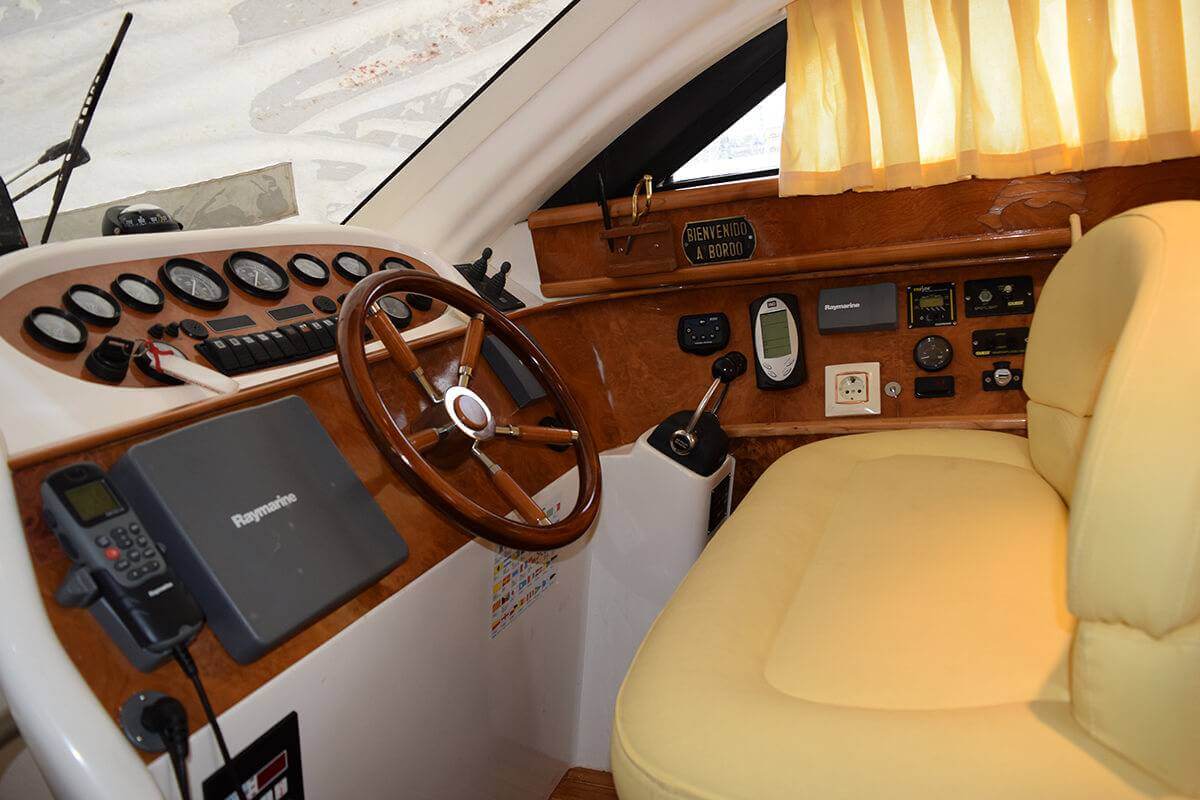 Yachtcharter Moa Garin 1200 2cab cockpit