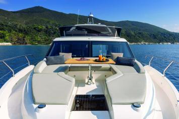 Yachtcharter Absolute 47 FLY 3cab cockpit