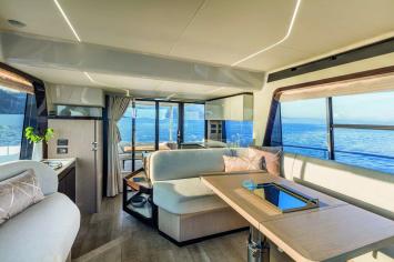 Yachtcharter Absolute 47 FLY 3cab salon