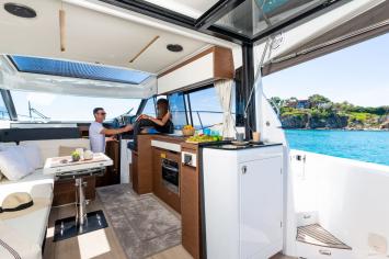 Yachtcharter Jeanneau NC 37 3cab kitchen