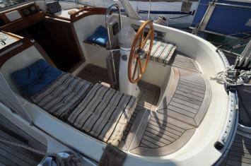 Yachtcharter Najad 360 2cab cockpit