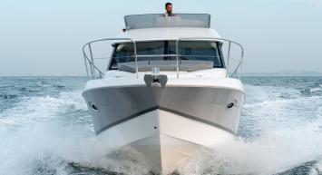 Yachtcharter Antares 32 Fly 2cab top frontjpg