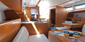 Yachtcharter Sun Odyssey 33i Cab 3 Inner view
