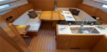 Yachtcharter Sun Odyssey 379 2Cab pantry