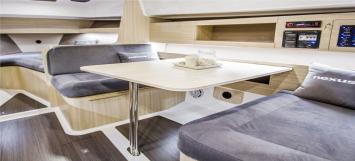 Yachtcharter Nexus870 Revo 2cab int1