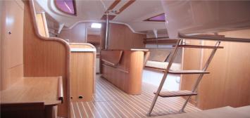 Yachtcharter Maxus 28 Standard 2Cab intr