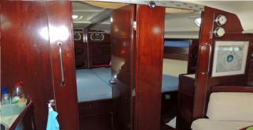 Yachtcharter First 45 F5 3 Cab Cabin view