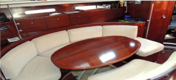 Yachtcharter First 45 F5 3 Cab Salon