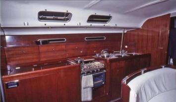 Yachtcharter First 45 F5 3 Cab Pantry