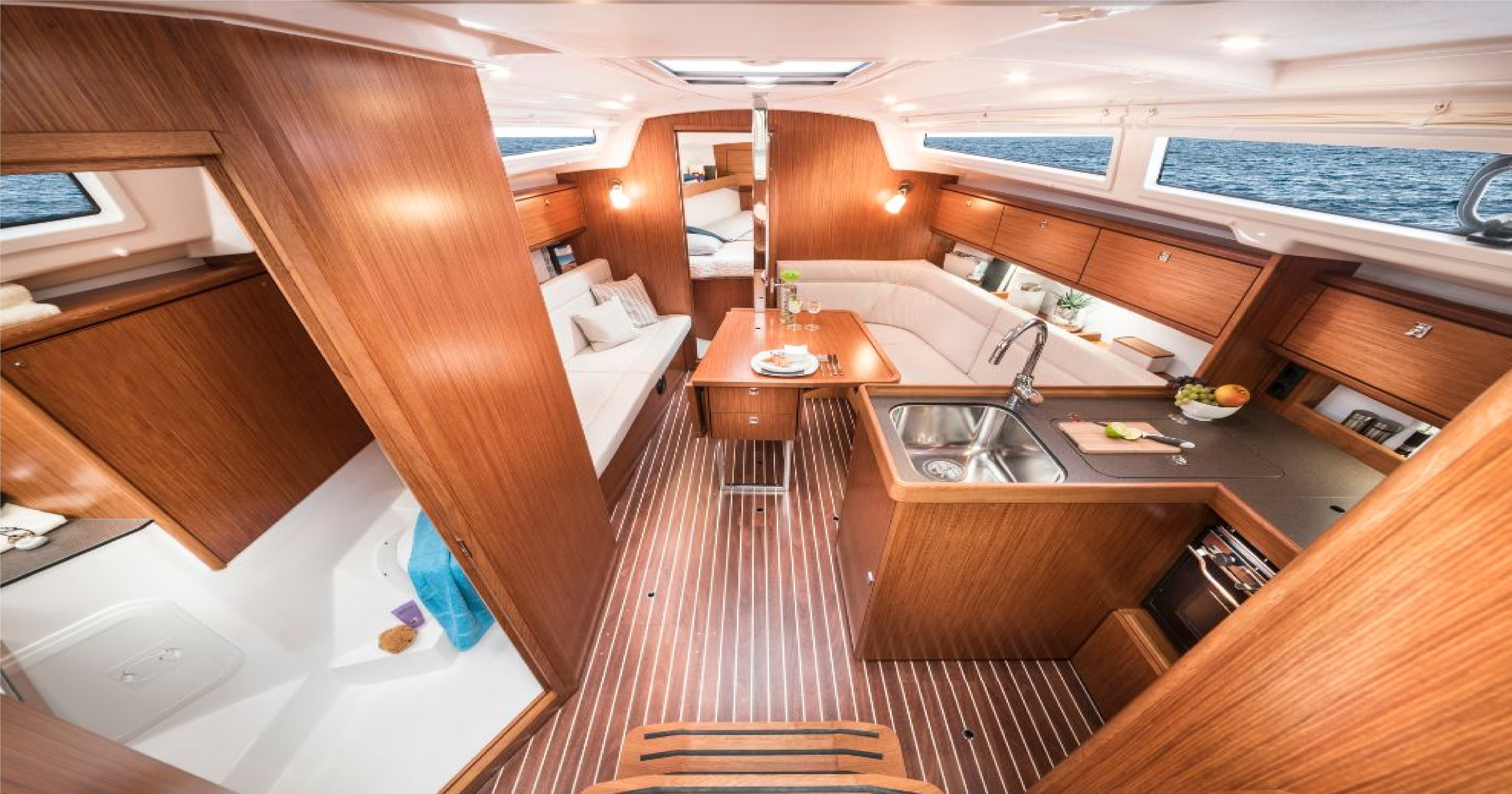 Yachtcharter Bavaria cruiser 34 style 3cab Interiorjpg