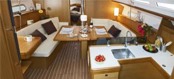 Yachtcharter sun odyssey 42 ds 3cab Salon