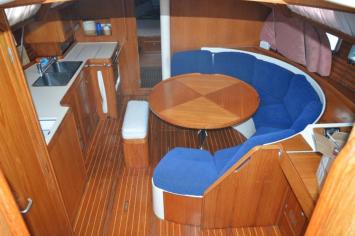 Yachtcharter Sun Odyssey 42 3cab Salon view