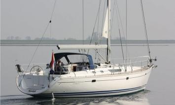 Yachtcharter Sun Odyssey 42 3cab Side view