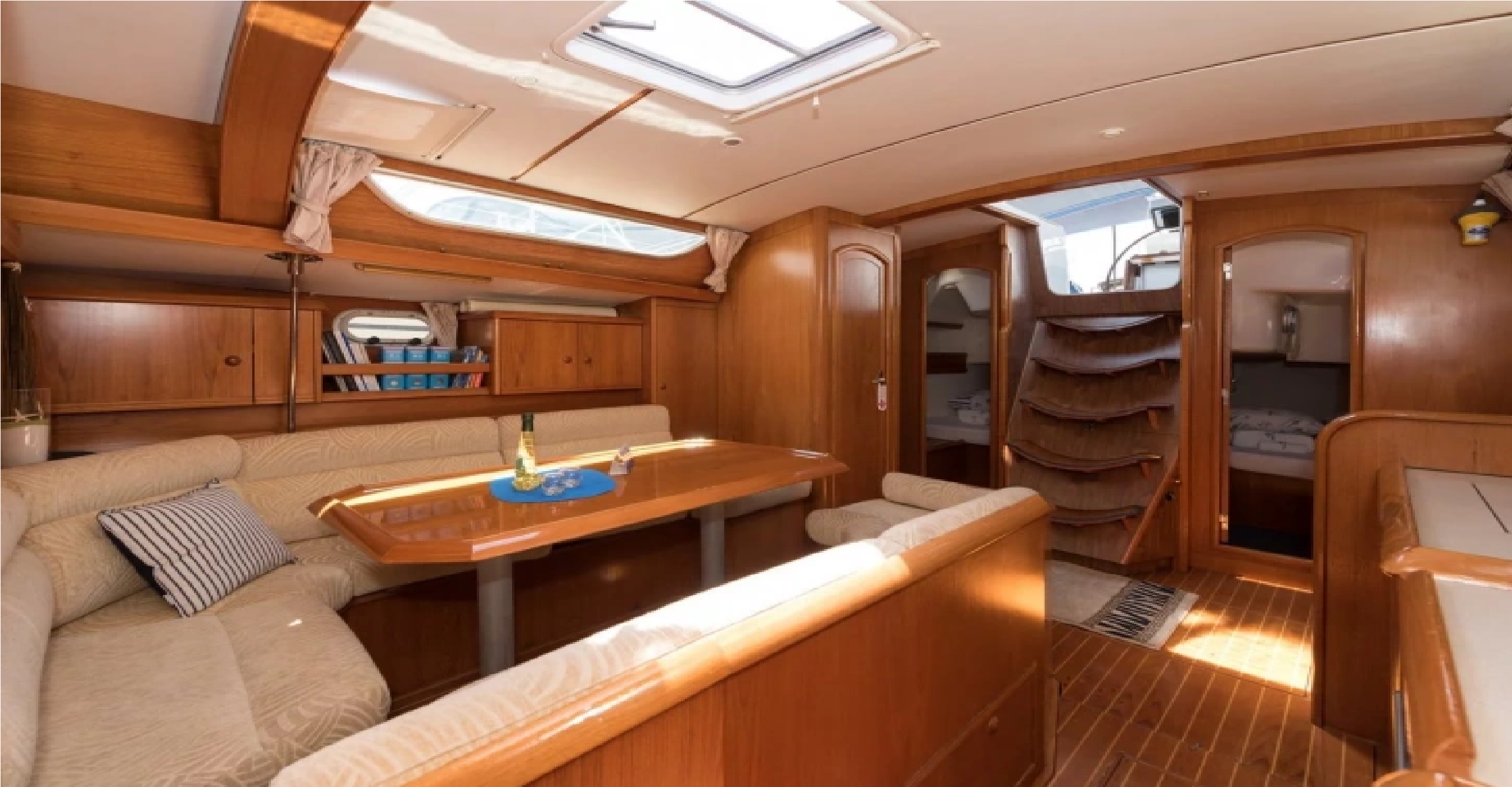 Yachtcharter Sun Odyssey 42.2 Exclusive 3 cab Salon