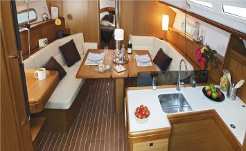 Yachtcharter Sun Odyssey 42 i 3 Cab Pantry:salon