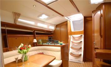 Yachtcharter Sun Odyssey 42 i 3 Cab salon