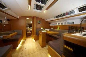 Yachtcharter jeanneau sun odyssey 439 Cab 1 Salon