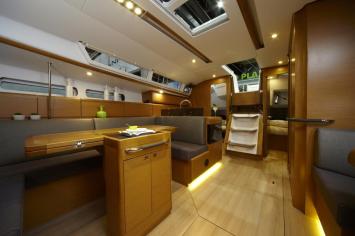 Yachtcharter Sun Odyssey 439 4 cab Salon