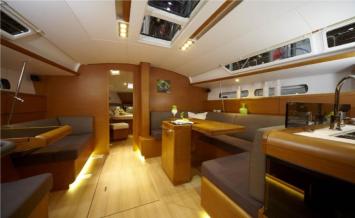 Yachtcharter Sun Odyssey 439 2 cab Salon