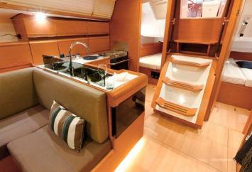 Yachtcharter Sun Odyssey 439 Performance 4 cab salon:Pantry