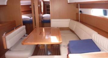 Yachtcharter jeanneau sun odyssey 44 Cabin 4 salon