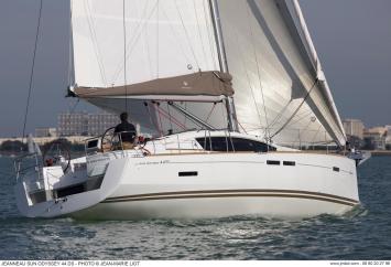 Yachtcharter Sun Sun Odyssey 44 DS Cab 3 top.jpg   show in the voucher offline Turn: H V  Width: 1920 / Height: 1333 (intern) Außenansicht Odyssey 44 DS Cab 3 side