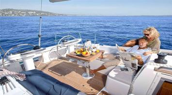 Yachtcharter Bavaria 42 Vision 2cab steering area