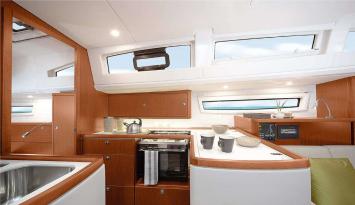 Yachtcharter Bavaria 42 Vision 2cab pantry