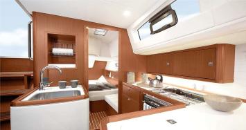 Yachtcharter Bavaria 42 Vision 2cab Pantry